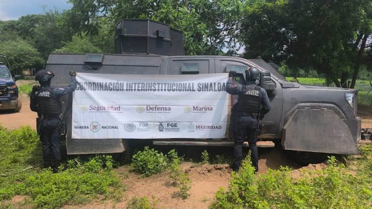 Aseguran vehículo “monstruo” con blindaje artesanal y municiones en&nbsp;Sinaloa