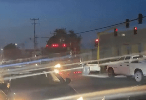 Tráiler irrumpe en protesta por apagón en Ciudad Juárez y provoca daños a vehículos