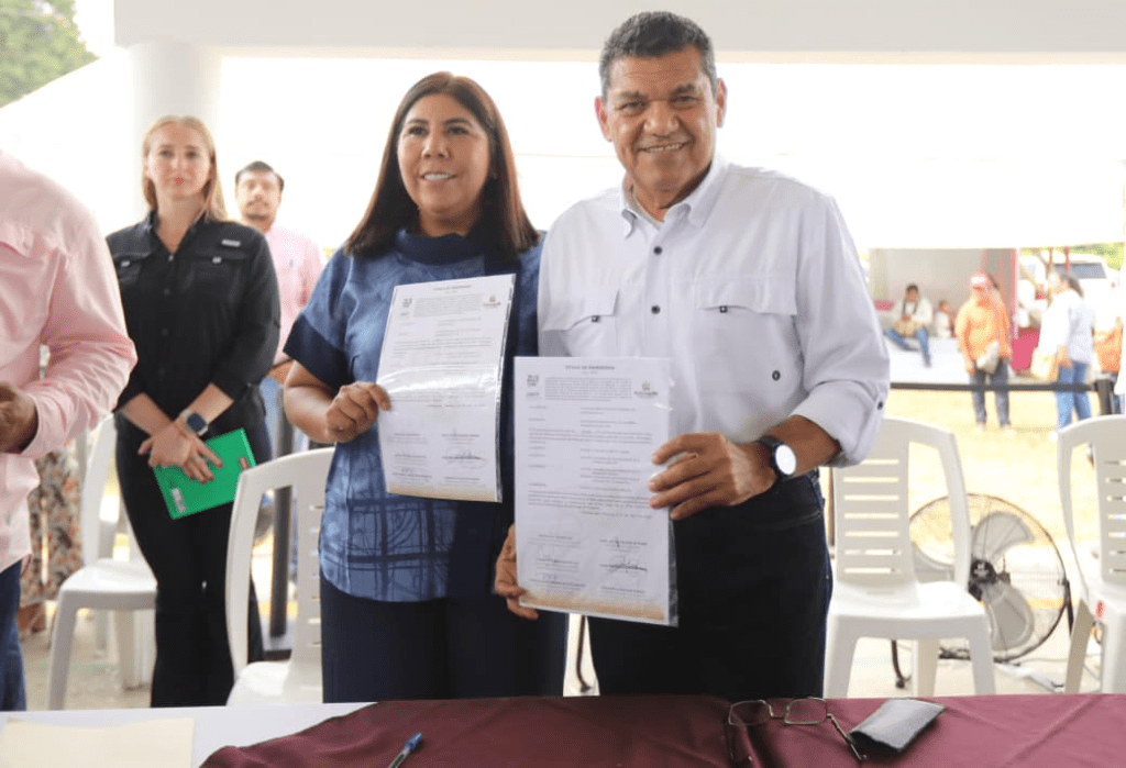 Entregan títulos de propiedad para instalaciones de servicios públicos en&nbsp;Huimanguillo