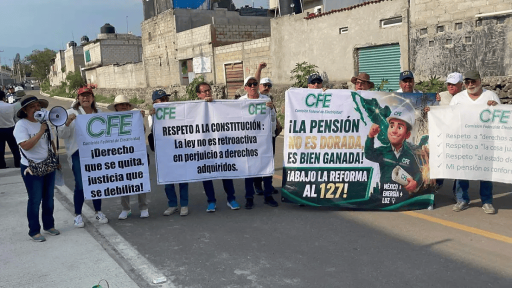 Jubilados de la CFE en Morelos exigen respeto a sus jubilaciones y&nbsp;pensiones