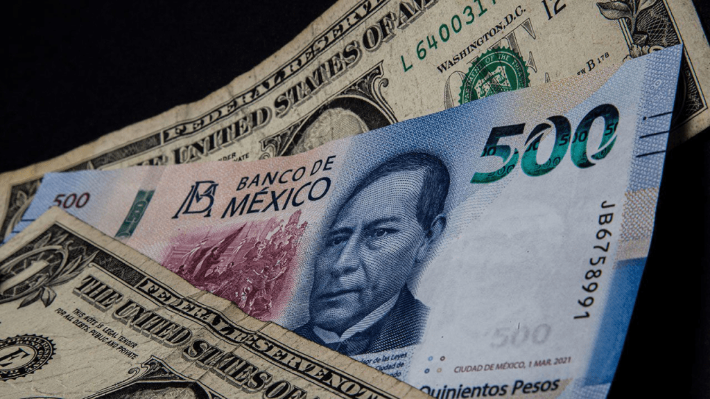 Peso mexicano pierde terreno y se acerca nuevamente a los 17 por&nbsp;dólar