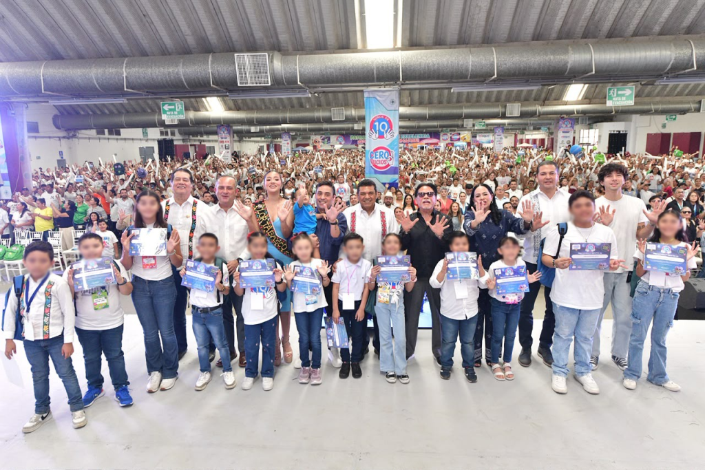 Reconocen a 2 mil 619 estudiantes tabasqueños con promedio de 10