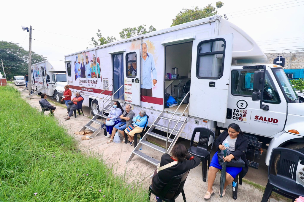 Llevan atención médica gratuita a familias de Paraíso
