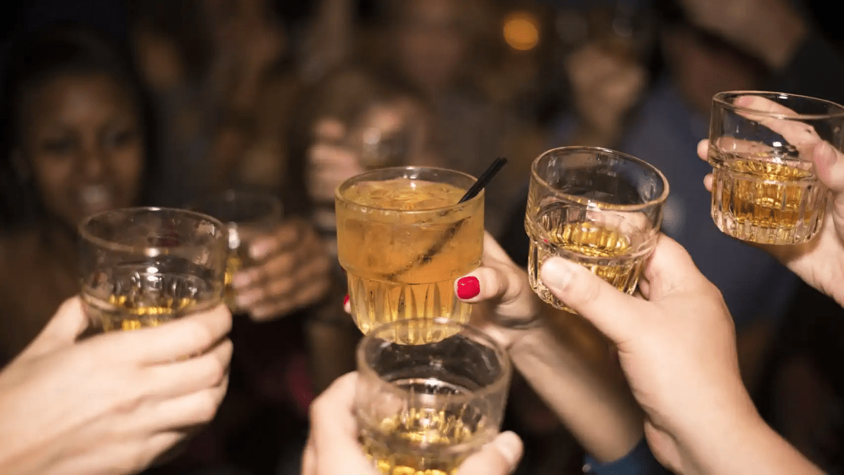 Sale a convivir con un amigo y termina en una emboscada