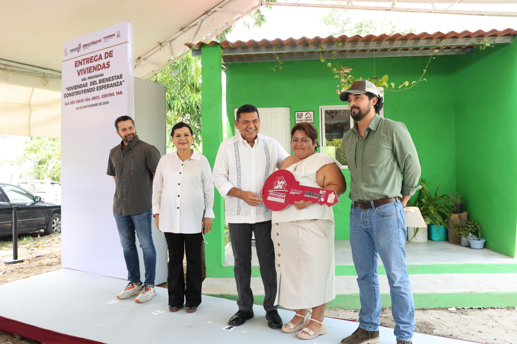 Entregan 30 Viviendas del Bienestar a familias de Centro