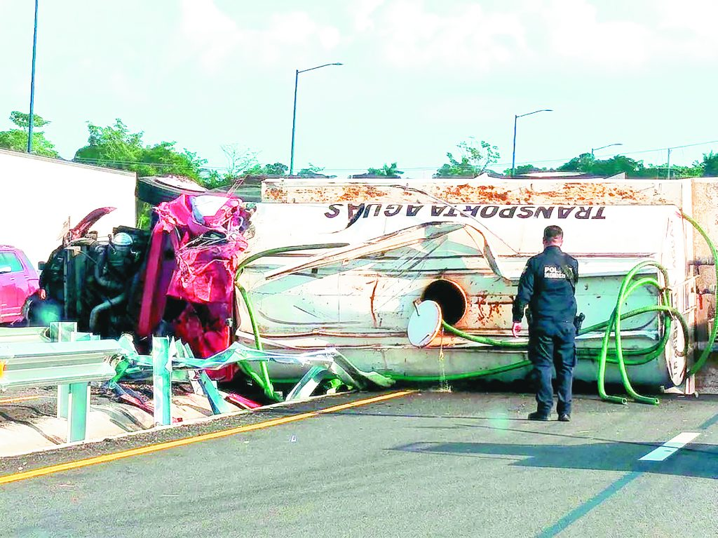Conductor sobrevive a fuerte volcadura en&nbsp;Cunduacán