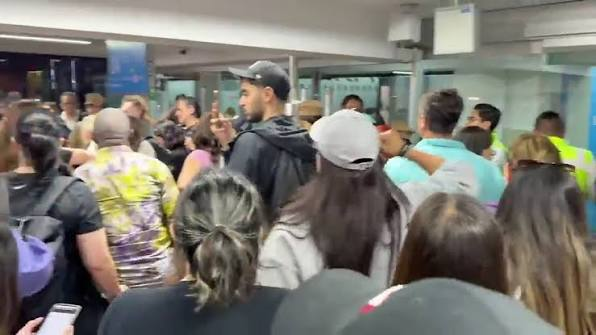 Pasajeros de Air France quedan varados en el AICM por cancelaciones