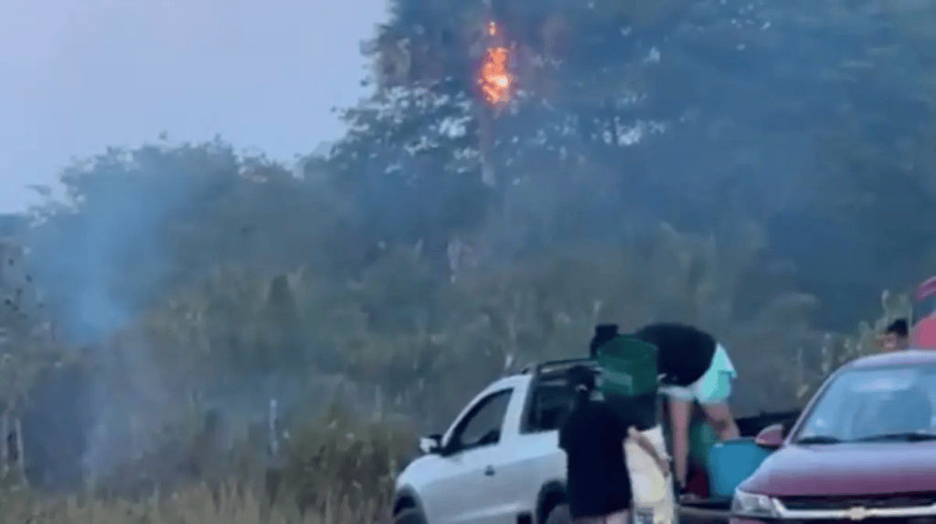 Incendio de pastizal genera alerta en la carretera Villahermosa-Frontera