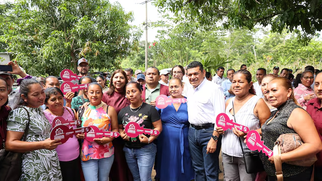Entregan 58 viviendas a jefas de familia en Centro y&nbsp;Huimanguillo