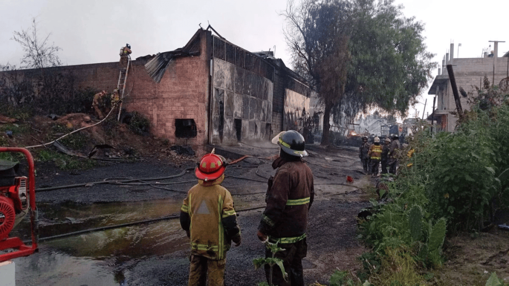 Incendio consume fábrica de químicos en Acolman y obliga a desalojar&nbsp;viviendas