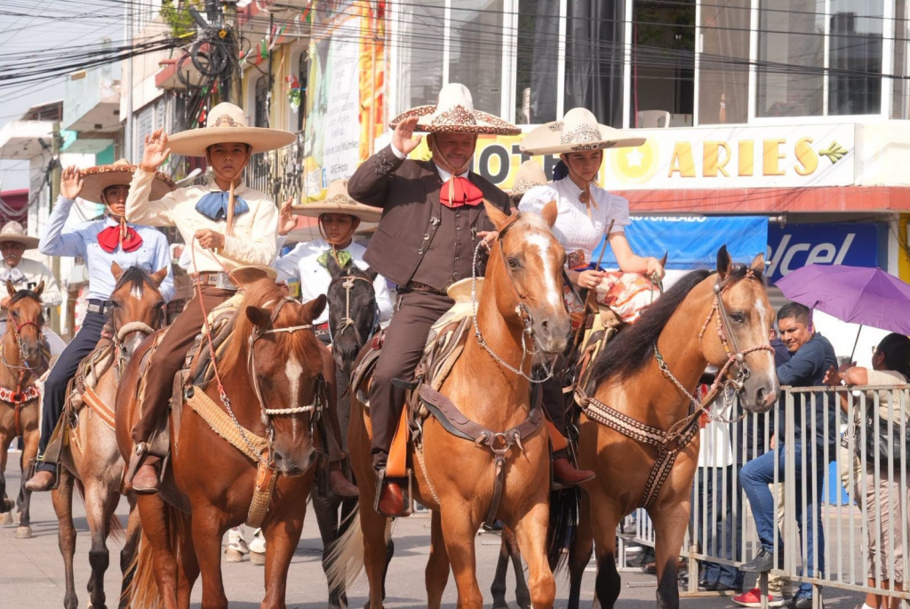 Charros recorren Cunduacán durante las celebraciones patrias