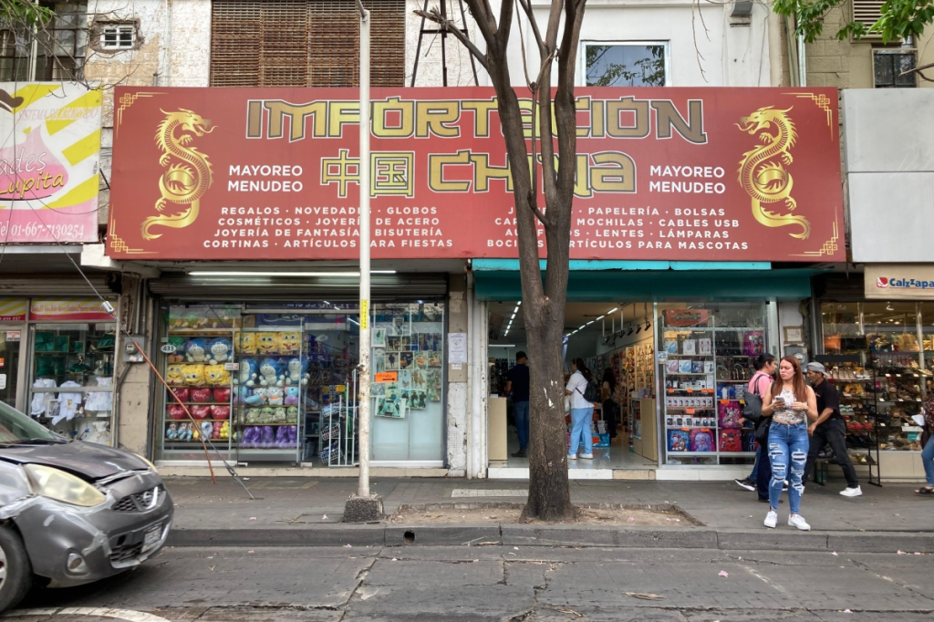 Comerciantes advierten expansión de tiendas asiáticas en el Centro Histórico