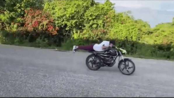 Motociclistas desafían riesgos viales en calles y caminos de Tacotalpa