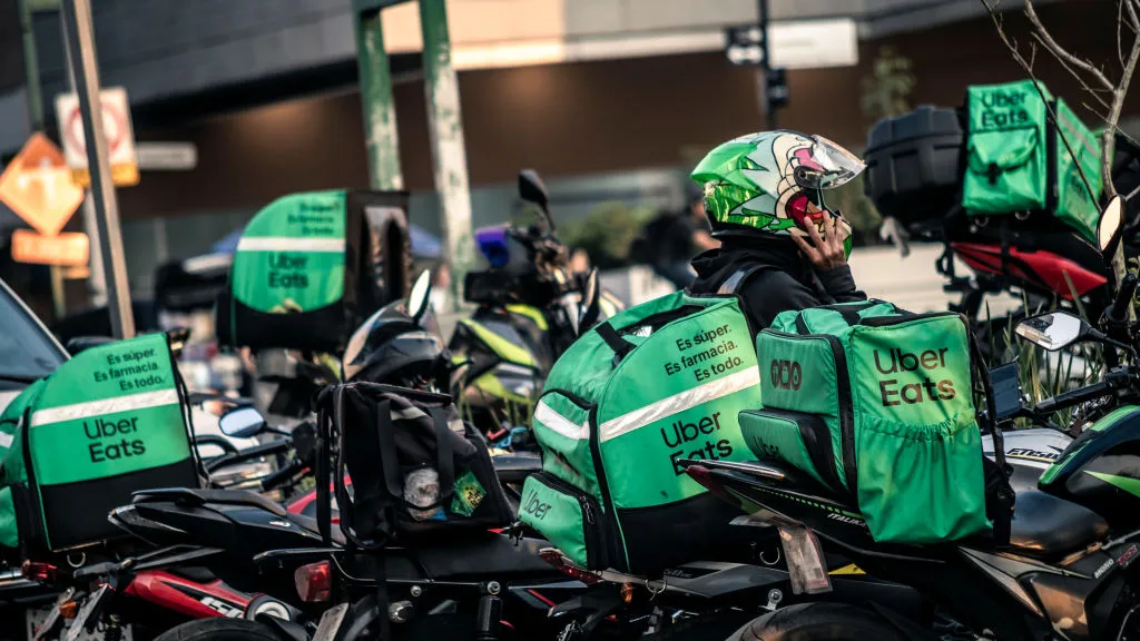 Repartidores en moto ocupan banquetas y camellones en zonas de la CDMX