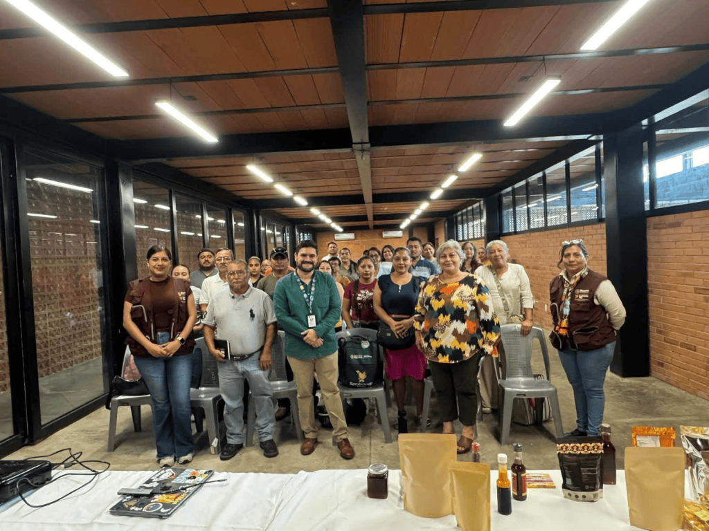 Capacitan a productores de Teapa para mejorar presentación y comercialización de sus&nbsp;productos