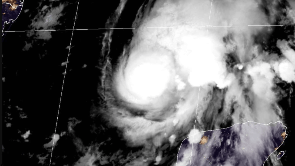 Isaías se intensifica a huracán categoría 1 en el Golfo de&nbsp;México