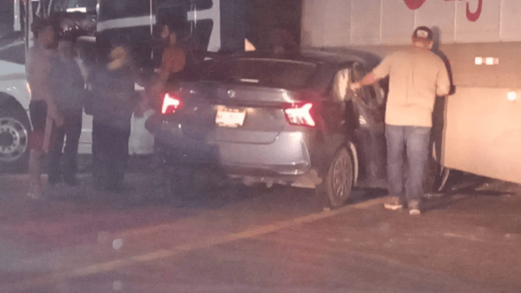 Auto termina debajo de un tráiler en Dos Montes; ocupantes&nbsp;sobreviven