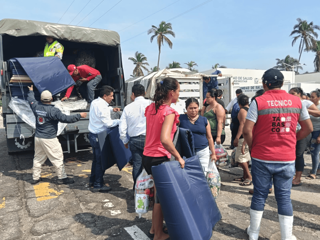 IPCET entrega apoyos a familias afectadas por el frente frío número 2 en Cárdenas