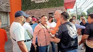 Marcha de trabajadores del IMSS termina en trifulca en Tabasco