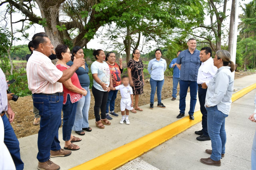 Supervisan obras de pavimentación y servicios públicos en Macuspana