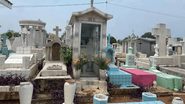 Saturación de panteones en Tabasco obliga a familias a buscar alternativas para sepultar a sus seres queridos