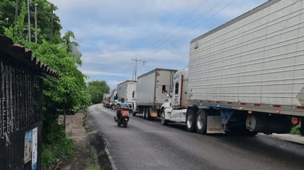 Transportistas realizan marcha lenta en la Villahermosa-Cárdenas; llaman a tomar&nbsp;precauciones