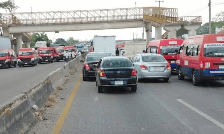 Caravana de transportistas genera afectaciones menores en carreteras de Tabasco