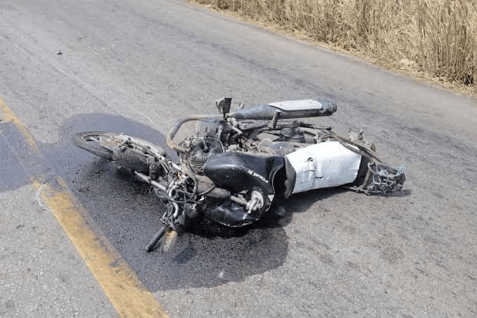 Mueren un motociclista y un trailero en hechos distintos en carreteras de Tabasco