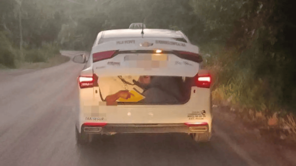 Fotografían a hombre viajando en la cajuela de un taxi en Centla