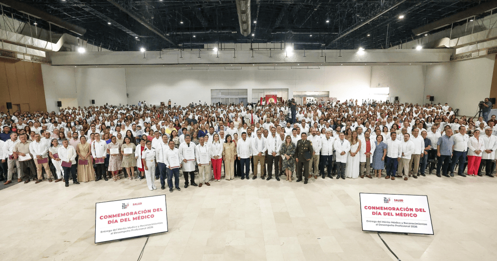 Javier May reconoce a médicos destacados por su trayectoria y servicio en Tabasco