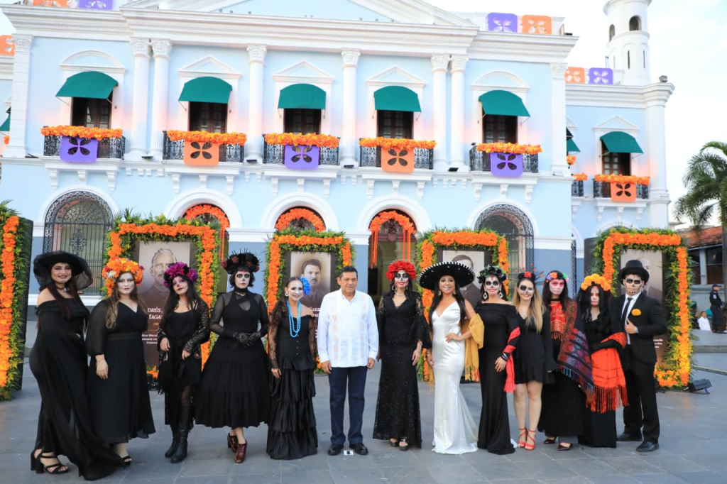 Inaugura Javier May “El Camino de la Memoria” y altar de Día de Muertos en Palacio de Gobierno